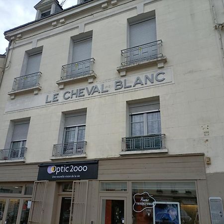 Le Cheval Blanc La Chartre Sur Le Loir La Chartre-sur-le-Loir Exterior foto